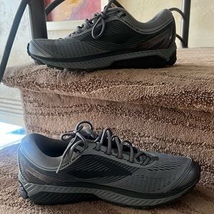 Men’s Grey Brooks Sneakers 🎉🎉🎉Size 12